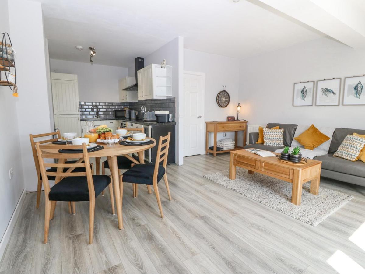 Sea La Vie Apartment Benllech Exterior photo