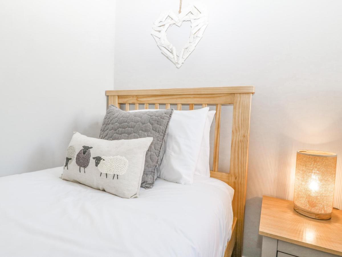 Sea La Vie Apartment Benllech Exterior photo